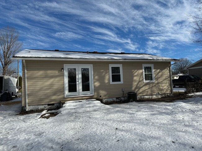 Building Photo - Three bedroom, One bath home with 2 1/2 De...