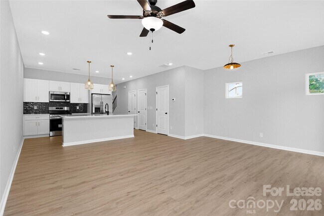 Building Photo - 333 N Hoskins Rd