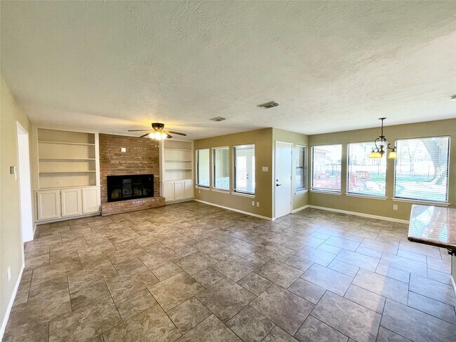Building Photo - 15006 Elmont Dr