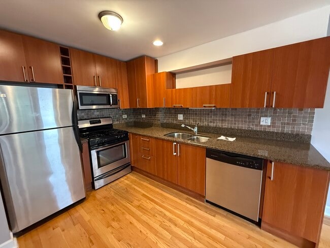 Building Photo - 6954 N Greenview Ave