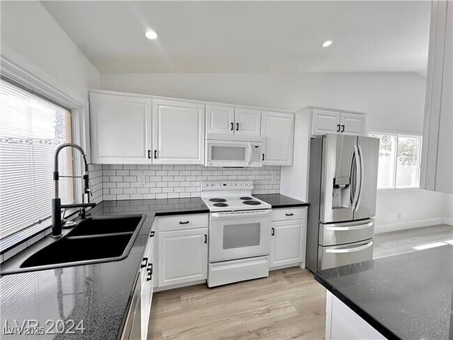 Building Photo - 401 Holcomb