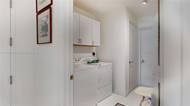 Building Photo - 2020 N Bayshore Dr