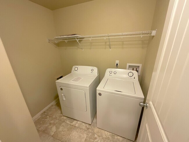 Building Photo - 3 Bedroom Townhome Available Near Hancock ...