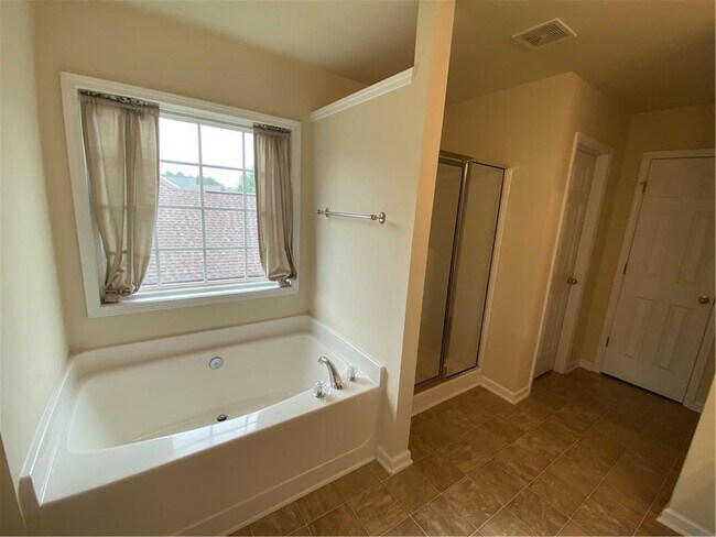 Building Photo - 5125 Huntington Crest Ln