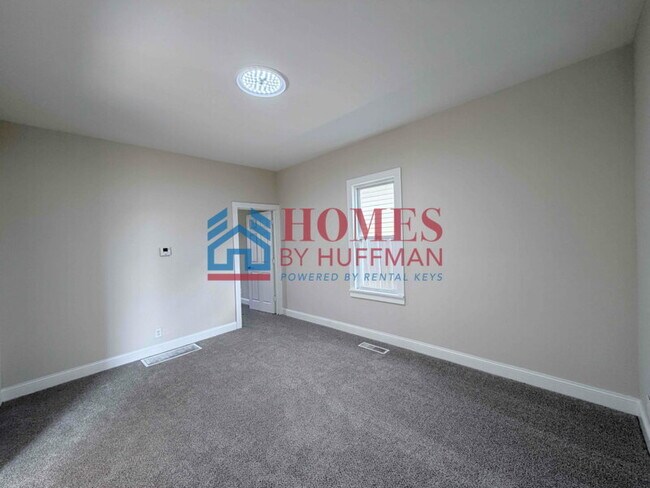 Building Photo - Two Bedroom House | One Bath