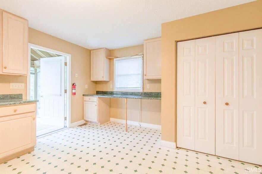 Building Photo - 520 S Eagleson Ave