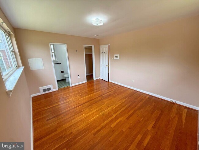 Building Photo - 7104 Adelphi Rd