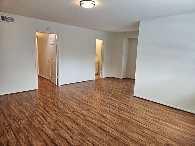 Building Photo - Fully Remodeled 3 Bed Home Near Galleria & Memorial Park - Utilities Included