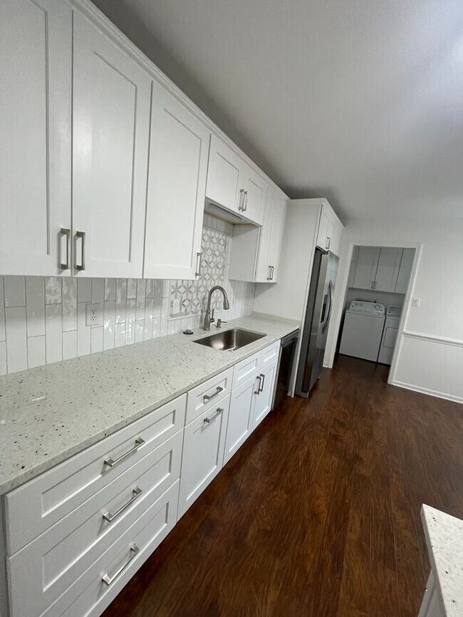 Building Photo - Beautiful 3-bedroom, 2.5 bath townhome in the highly desirable Governors Square subdivision.