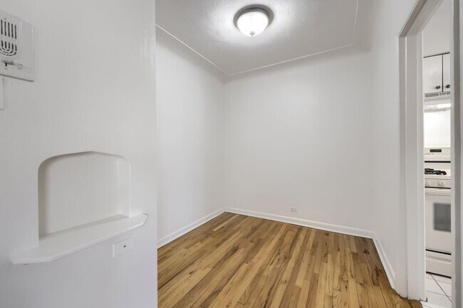 Building Photo - LOCATION!! LOCATION!! Beautiful 1 bedroom, 1 full bath condo in Capitol Hill neighborhood (1-mont...