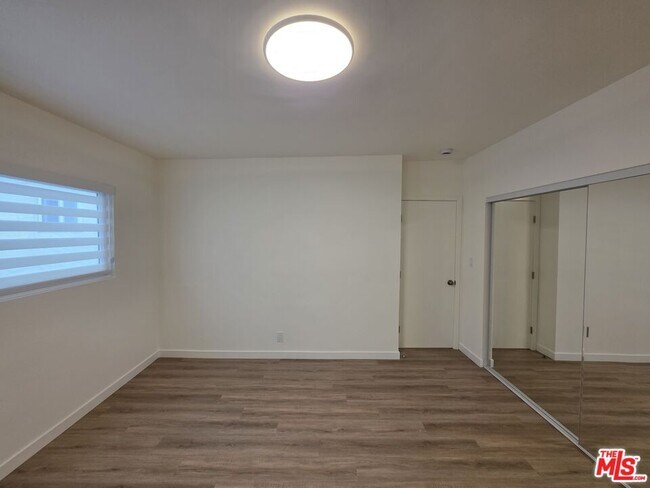 Building Photo - 827 9th St