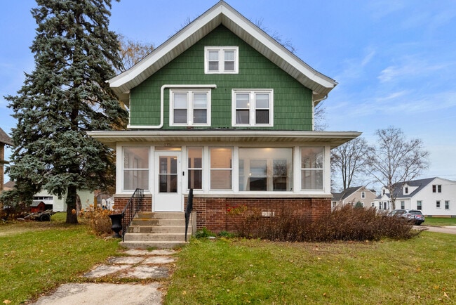 Building Photo - 1136 Fond Du Lac Ave