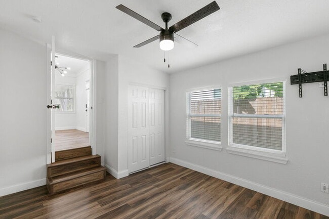 Building Photo - FULLY FENCED Home For Rent in St Petersburg!