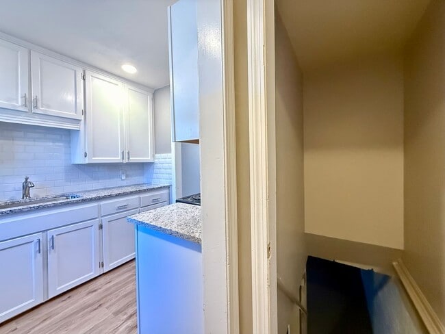 Building Photo - Freshly Renovated 2 Bedroom