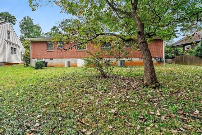 Building Photo - 606 Sycamore Dr