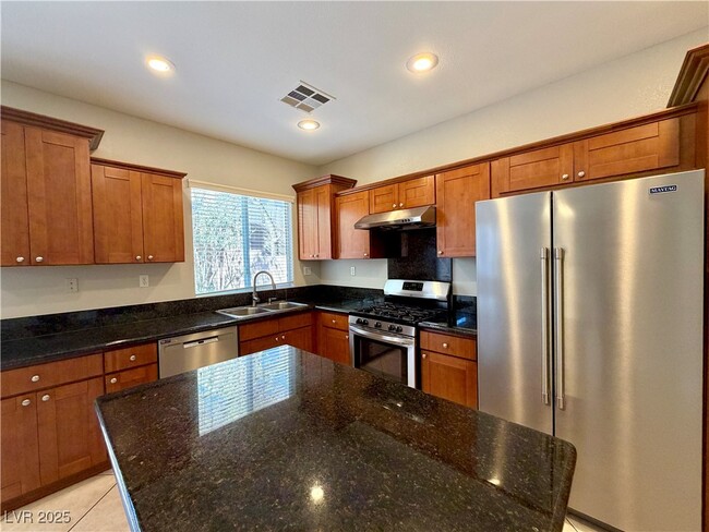 Building Photo - 2301 Summer Home St