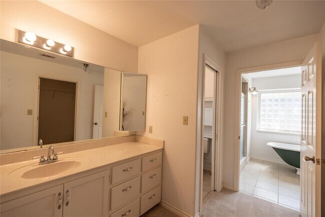 Building Photo - 105 Ridge Oak Dr