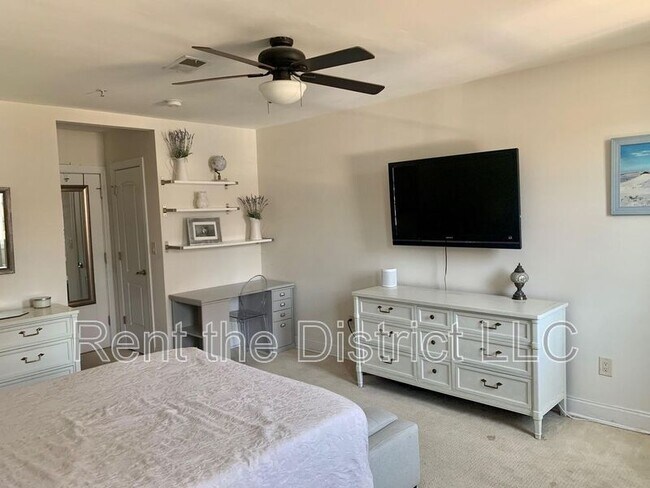 Building Photo - 1424 L St SE