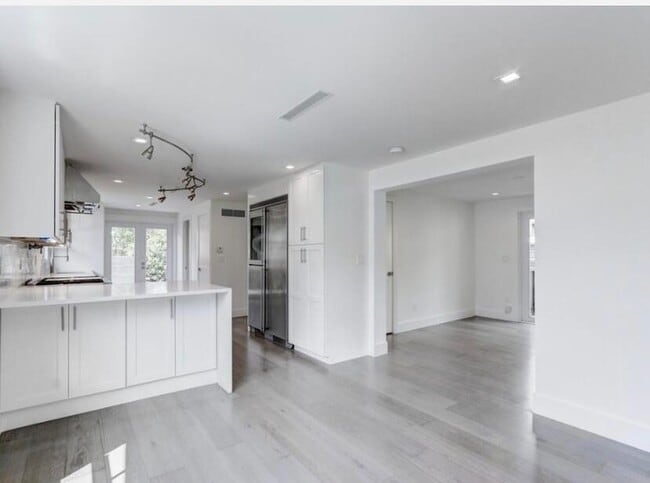 Building Photo - 833 Ardmore Rd