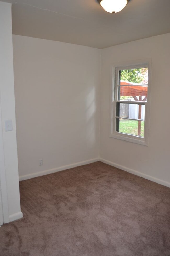 Building Photo - Quaint two-bedroom charmer in Northeast Salem