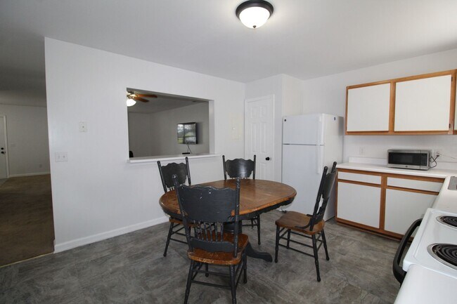 Building Photo - 486 Pheasant Run Cir