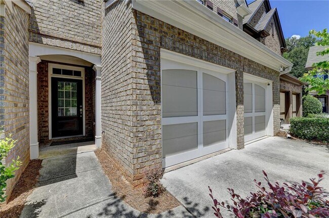 Building Photo - 2152 Greencrest Cir