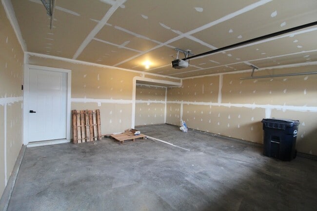 Building Photo - 105 S Peak Dr