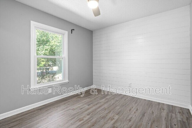 Building Photo - 830 Iris Ln