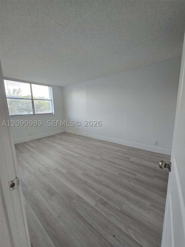Building Photo - 2501 Riverside Dr