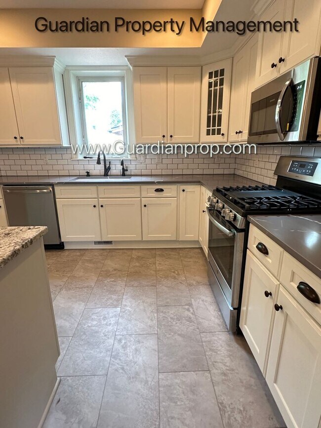 Building Photo - Downtown Hopkins SFH, Fenced Yard, Patio, Spacious Primary, 4 Car Detached Garage