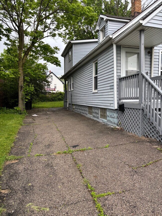 Building Photo - Section 8 Accepted, Cozy 3BR 1BA Home