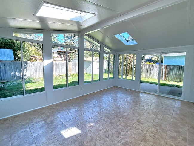 Building Photo - Lovely  3-bedroom home featuring sunroom a...