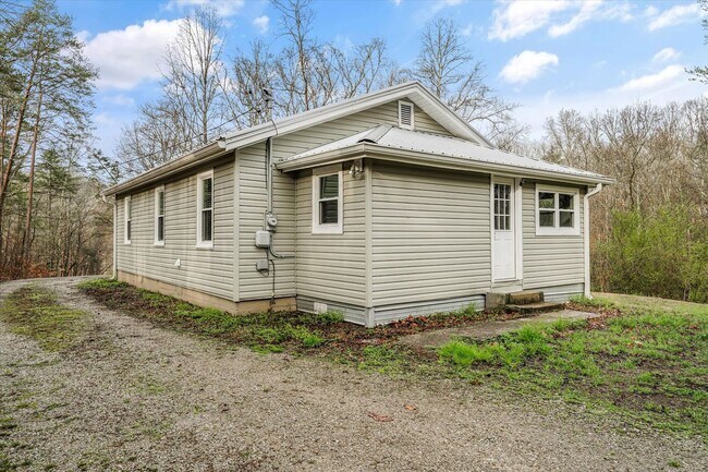 Building Photo - Harriman 37748 - Charming 2-bedroom, 1.5-bathroom Home nestled on 3.8 acres of woods - Contact Ch...