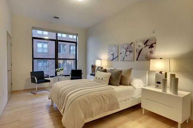 Building Photo - Absolutely Gorgeous 2 BR, 2 BA Condo Just ...