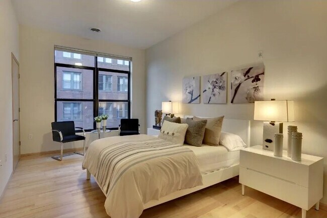 Building Photo - Absolutely Gorgeous 2 BR, 2 BA Condo Just Steps From the Saint Paul Farmers' Market