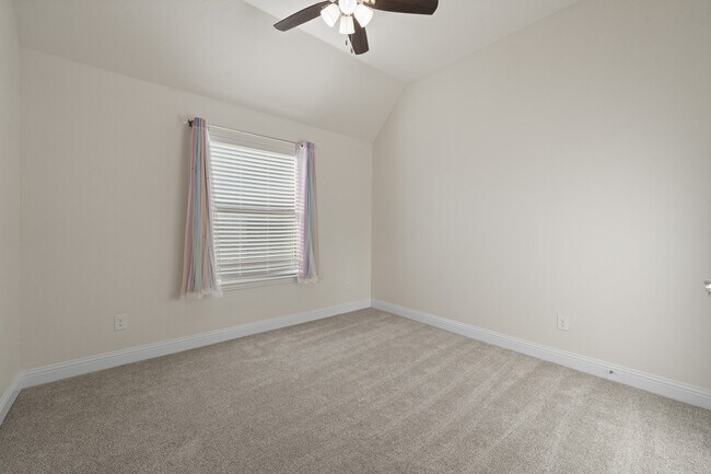 Building Photo - 105 Live Oak Dr