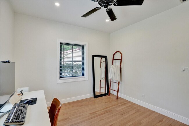 Building Photo - 807 SW 18th St