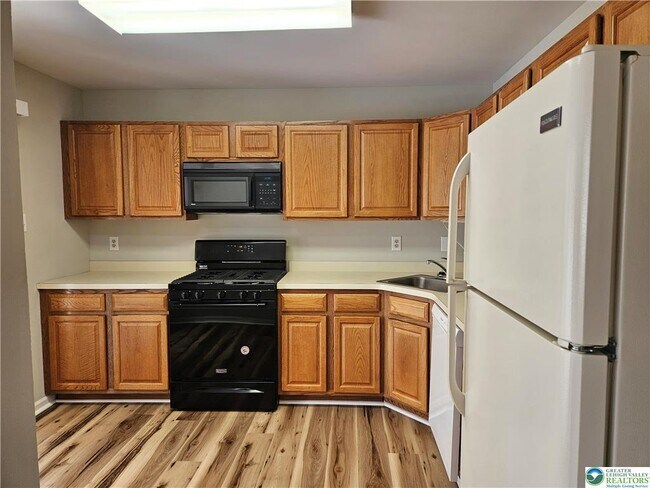 Building Photo - 1876 Mansfield St