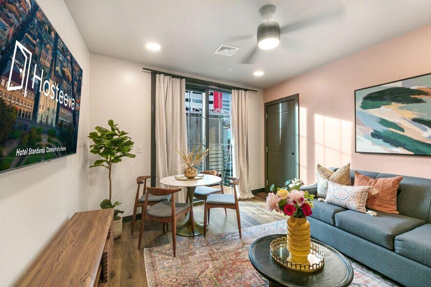 Building Photo - 611 Commerce St