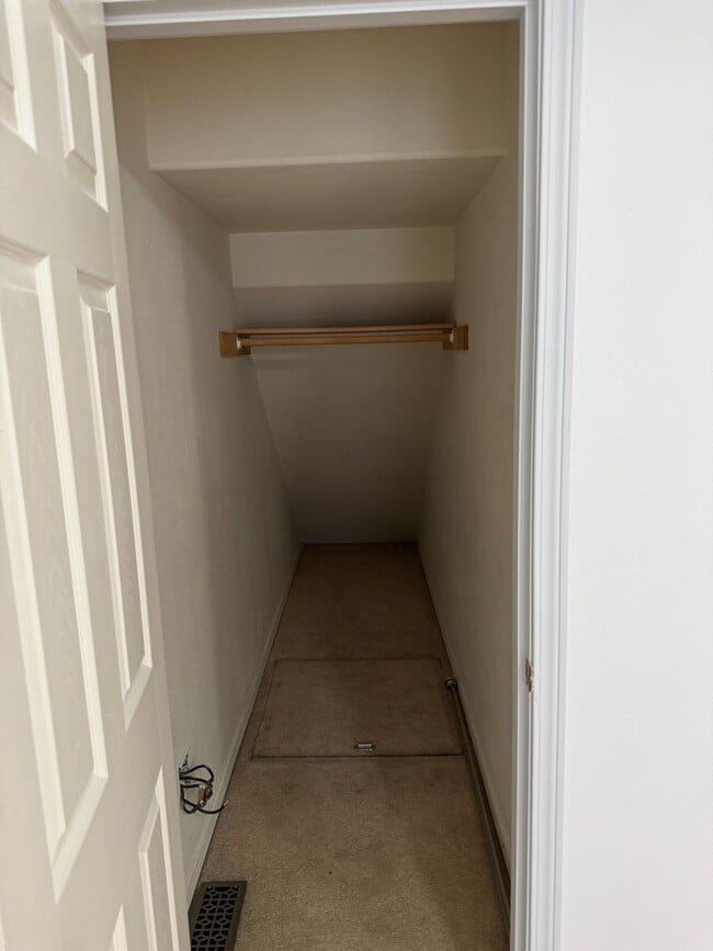 Building Photo - Beautifully updated 3 bed/2 bath townhome