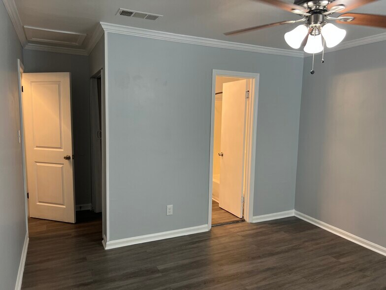 Front bedroom to bathroom and door view - 6419 Baker Ct