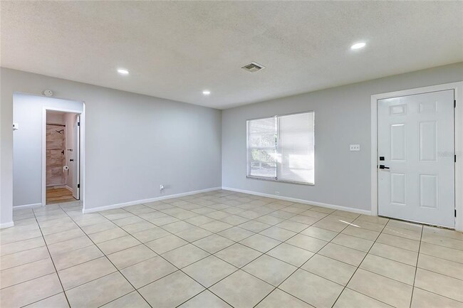 Building Photo - 1417 NE 38th St