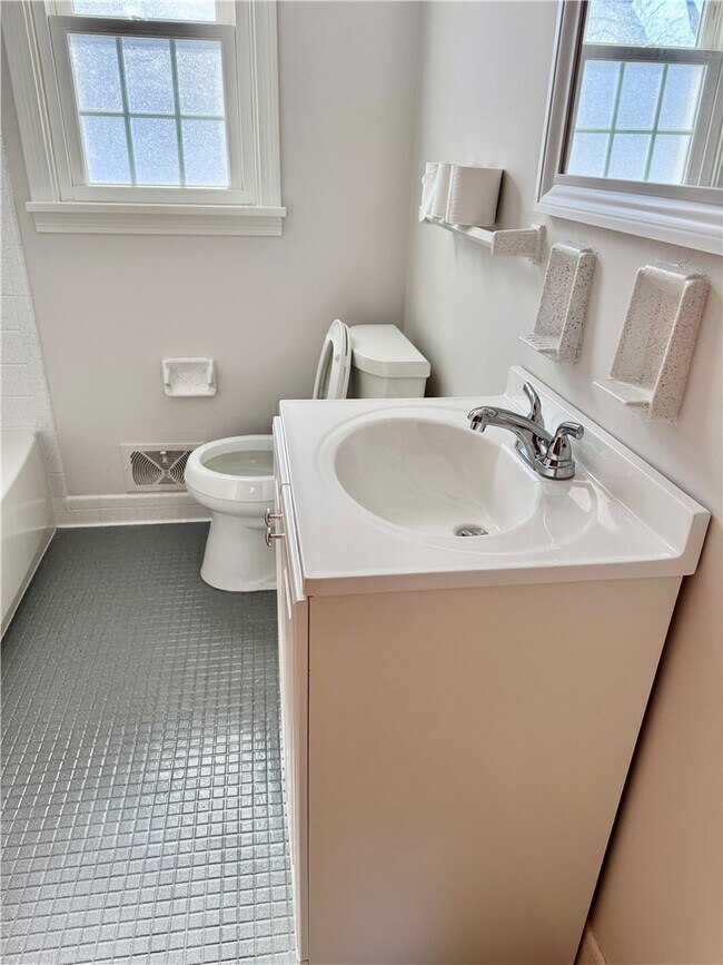 Building Photo - 275 Rosedale St