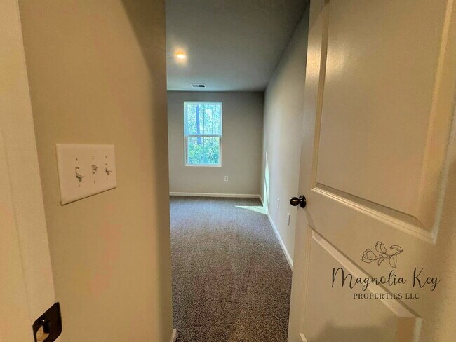 Building Photo - New 3 bed 2.5 bath Townhouse in Forestbrook
