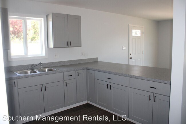 Building Photo - 2 br, 1 bath House - 490 A Windsor Rd
