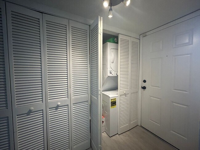 Building Photo - Newly Updated & Stylishly Furnished Room f...