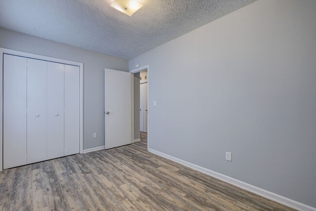 Building Photo - 617 Varsity Dr