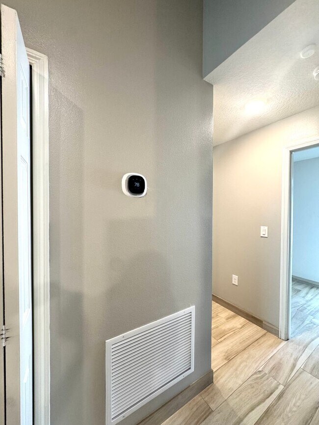 Building Photo - Beautiful 4-Bed, 2-Bath Home in a Prime Location!