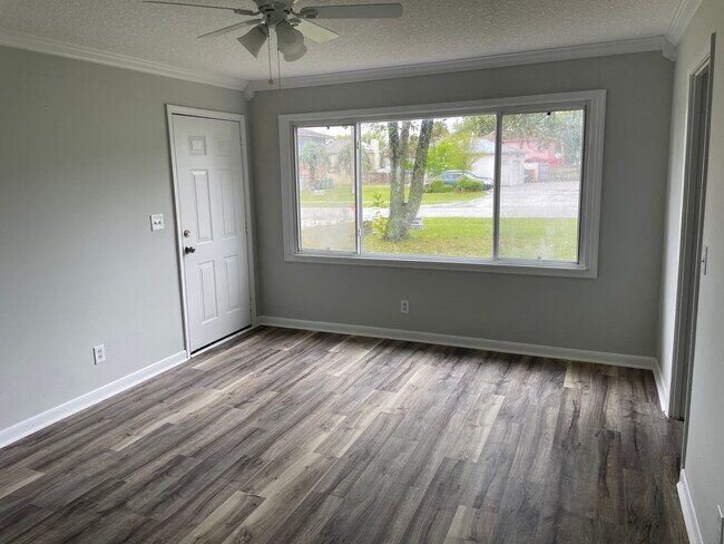 Building Photo - 623 5th Ave S