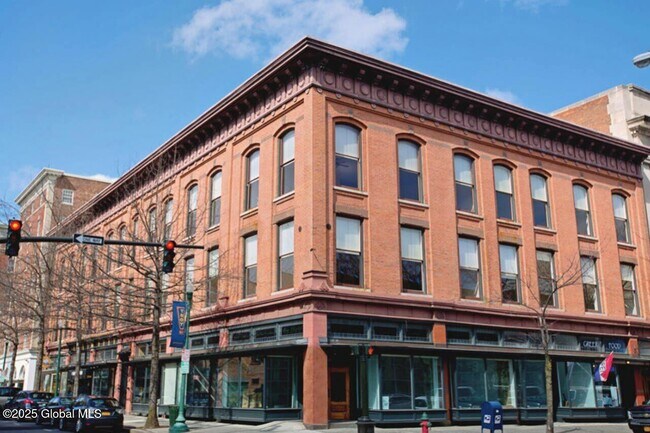 Building Photo - 256 Broadway